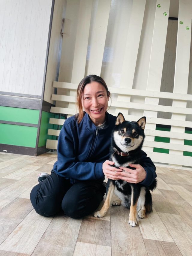 はじめまして☀️
このたびドッグトレーナーとして新しくdeepdogの仲間に加わりました、星野と申します！

犬の幼稚園での勤務経験や保護施設でのボランティア活動を通じて、さまざまなワンちゃんたちと向き合ってまいりました。
私自身も長年愛犬（柴犬）と暮らしていた経験があり、飼い主としてのたくさんの喜びや悩みを実感してきました。
これらの経験を活かし、飼い主様の気持ちに寄り添うことはもちろん、愛犬の個性や気持ちも丁寧に汲み取りながら、双方が安心して過ごせる関係づくりをサポートしていきたいと考えています✨
それぞれのご家庭に合った無理のないアドバイスや、愛犬にも楽しんでもらえるようなトレーニングを心がけ、笑顔あふれる毎日のお手伝いができるトレーナーを目指しています🍀

よろしくお願いいたします！

🐾こたくん撮影協力ありがとう！

#deepdog
#犬の幼稚園
#いぬのようちえん 
#ドッグトレーナー
#柴犬